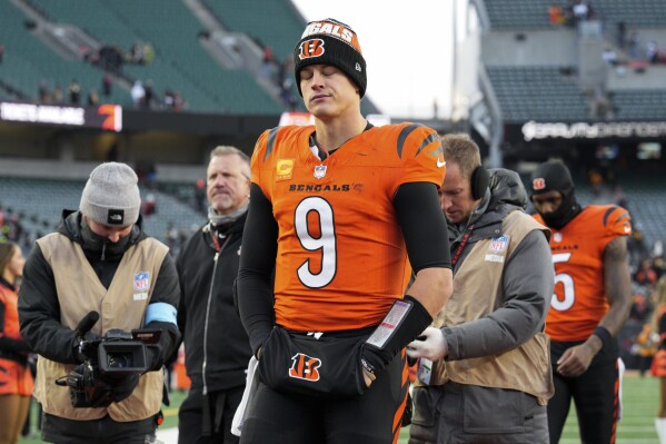 Joe Burrow is no longer talking about the playoffs after another loss by  the high-scoring Bengals | AP News
