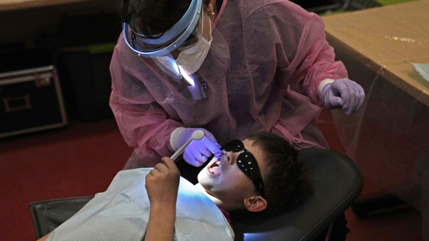 Предоставянето на зъболекарски грижи на децата в училищата помага да се грижат за зъбите, пренебрегвани в пандемията