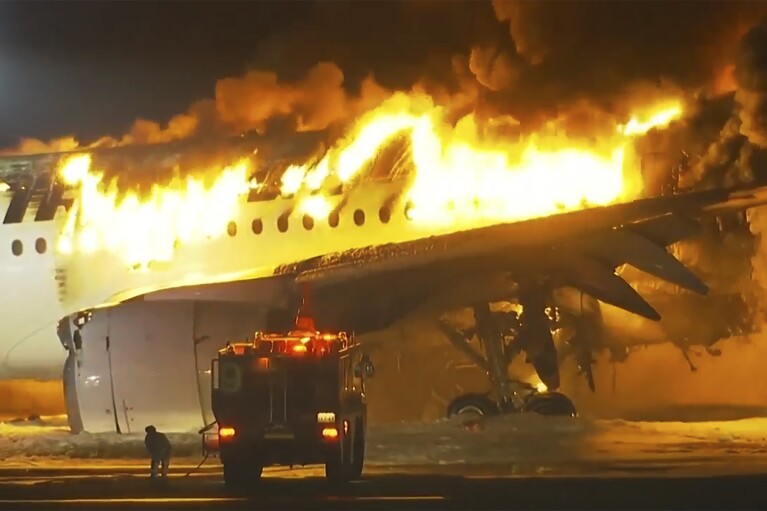 في هذه الصورة المأخوذة من الفيديو، طائرة الخطوط الجوية اليابانية تشتعل فيها النيران على مدرج مطار هانيدا يوم الثلاثاء 2 يناير 2024 في طوكيو، اليابان.  (إن تي في عبر أب)