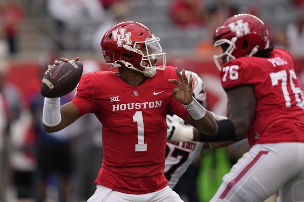 Houston quarterback Donovan Smith (1) throws a pass against Oklahoma State during the first half of an NCAA college football game Saturday, Nov. 18, 2023, in Houston. (AP Photo/David J. Phillip)