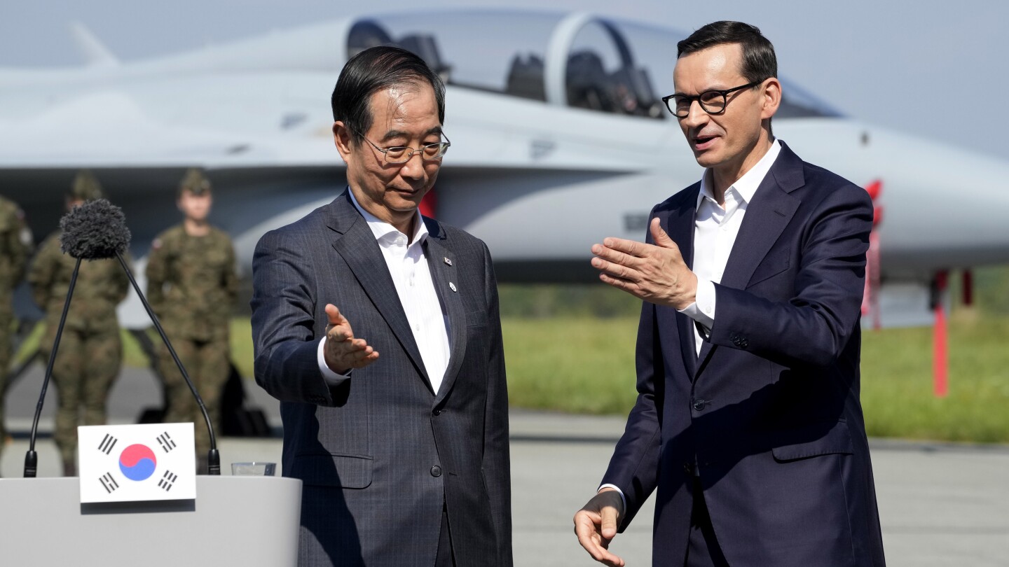 Przywódcy Korei Południowej i Polski odwiedzają bazę lotniczą we wschodniej Polsce i omawiają stosunki obronne i energetyczne