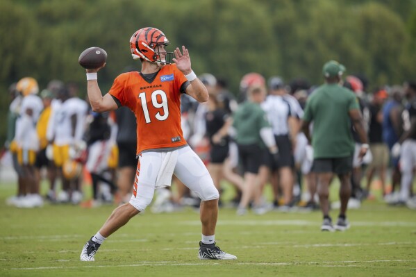 Cincinnati Bengals quarterback Trevor Siemian throws a pass during a joint practice with the Green Bay Packers at the NFL football team's training facility in Cincinnati, Wednesday, Aug. 9, 2023. (AP Photo/Aaron Doster)