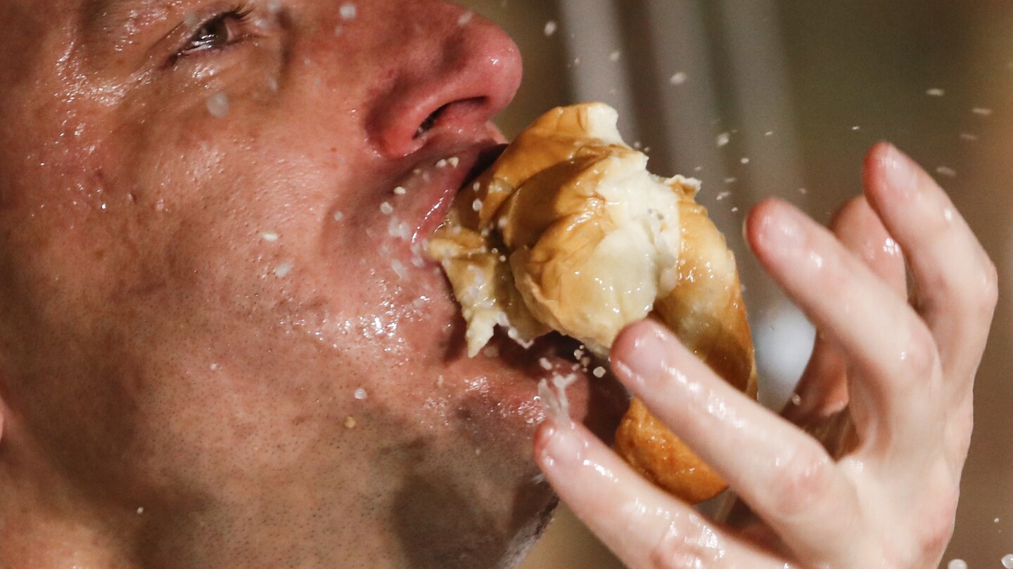 Бой с кучета! Джоуи Честнът „изкормен“ ще отпадне от състезанието за ядене на хот-дог на 4 юли заради спор за марката