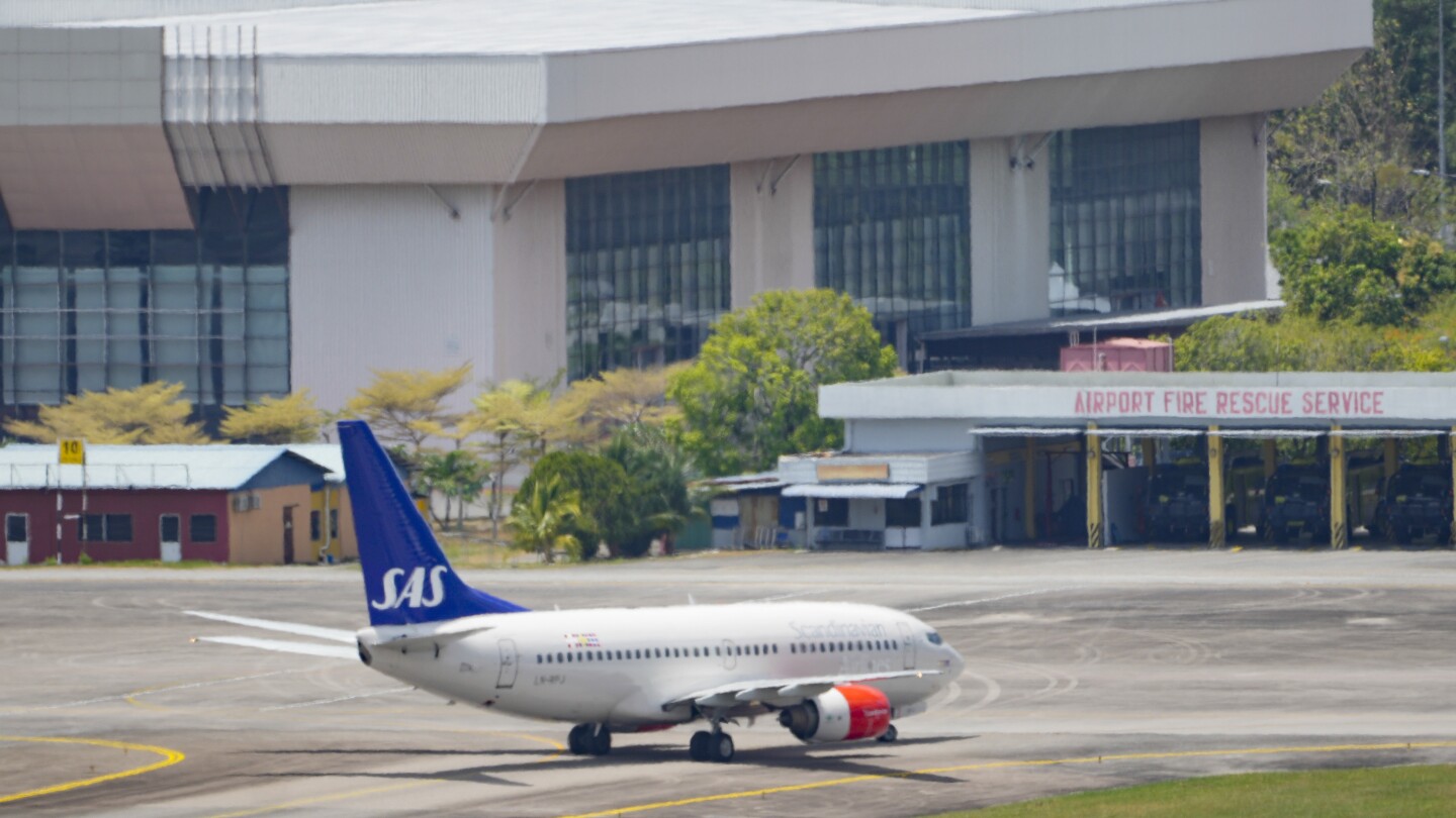 Um avião da Scandinavian Airlines pousa em uma ilha da Malásia, onde o rei norueguês está sendo tratado no hospital