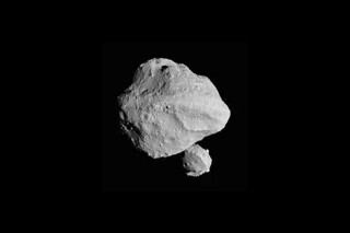 La imagen distribuida por la NASA muestra una foto tomada por la nave espacial Lucy el 1 de noviembre de 2023 al volar cerca del asteroide Dinkinesh, a 460 millones de kilómetros de la Tierra. Resulta que Dinkinesh, de apenas 800 metros de diámetro, tiene un acompañante, de 160 metros de diámetro. Esta luna diminuta causó una gran sorpresa a los astrónomos. (NASA via AP)