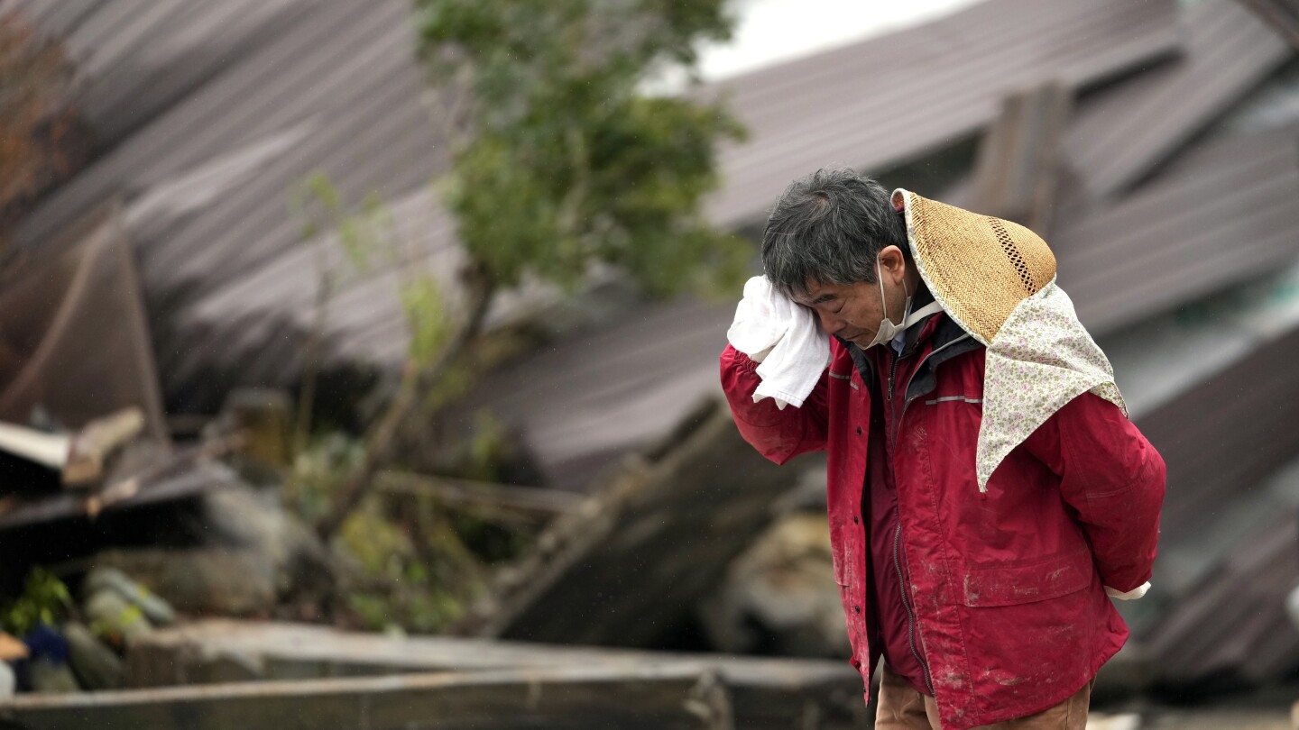 СУЗУ Япония AP — Спасителни работници и кучешки екипи спешно