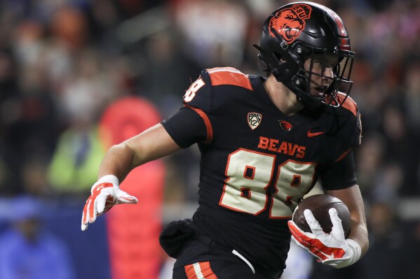 Oregon State tight end Jack Velling scores a touchdown against UCLA during the second half of an NCAA college football game Saturday, Oct. 14, 2023, in Corvallis, Ore. (AP Photo/Amanda Loman)