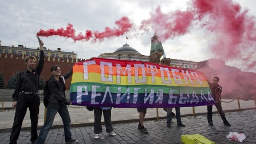 PLIK – Działacze na rzecz praw gejów organizują czytanie transparentów "Homofobia - religia zbirów" Podczas antyhomoseksualnego protestu na Placu Czerwonym 14 lipca 2013 r. w Moskwie, Rosja.  Rosyjscy prawodawcy przyjęli ostrzejszą wersję ustawy, która zakazuje procedur zmiany płci. "Zmieniono płeć" oraz uniemożliwianie osobom transpłciowym zostania rodzicami adopcyjnymi lub adopcyjnymi.  (AP Photo/Evgeny Feldman, plik)