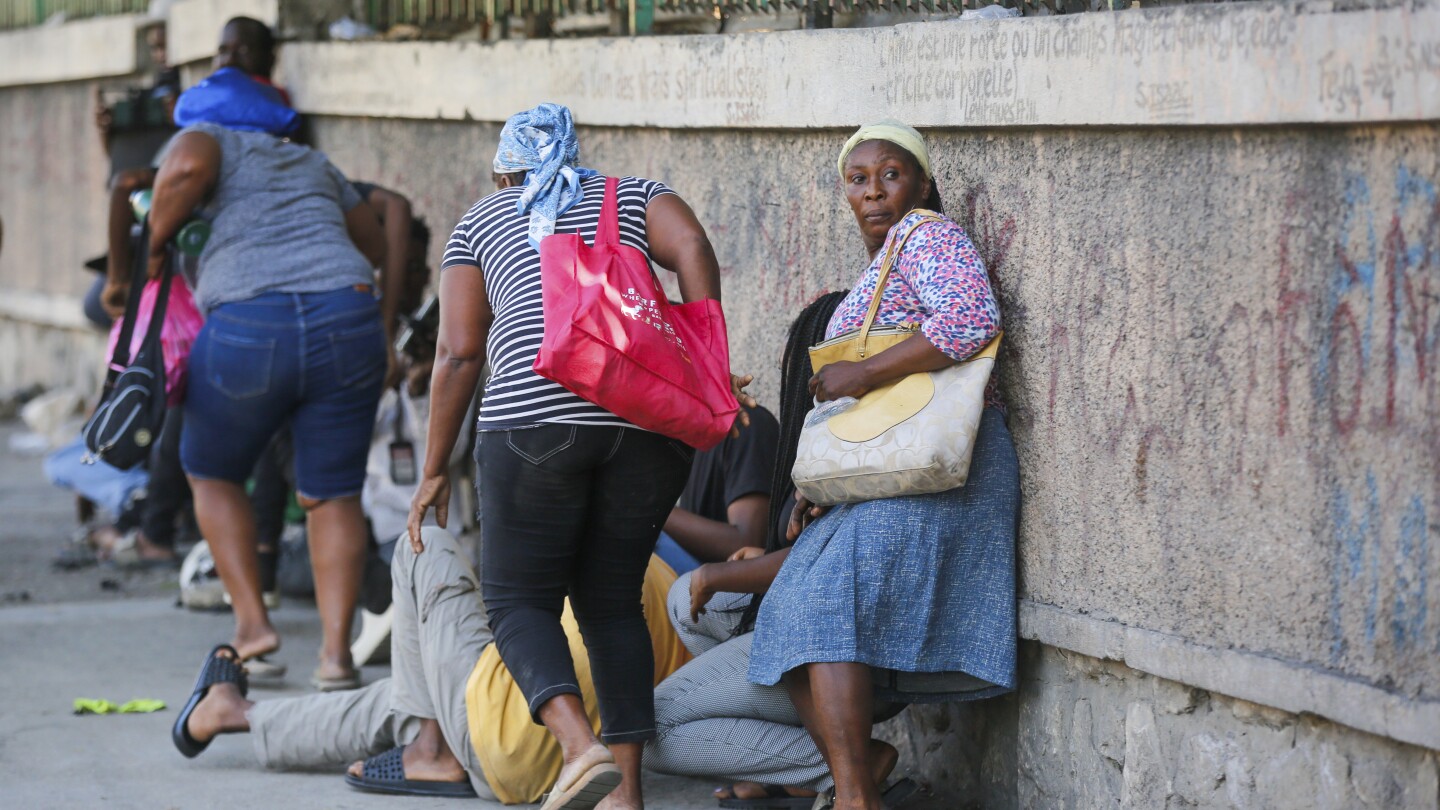 В Хаити цари хаос. Мощни банди атакуват ключови цели като затвори, докато съюзите се сменят