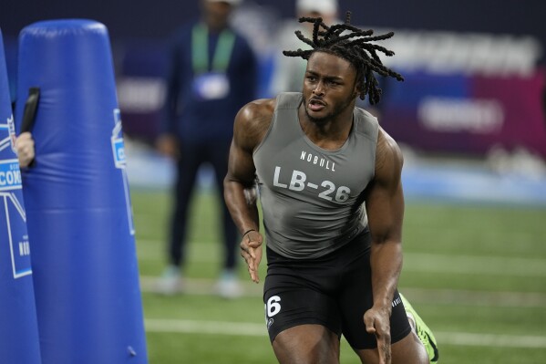 Alabama linebacker Dallas Turner runs a drill at the NFL football scouting combine, Thursday, Feb. 29, 2024, in Indianapolis. (APPhoto/Darron Cummings)
