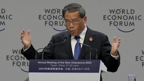 El primer ministro de China, Li Qiang, gesticula durante el discurso inaugural de la Reunión Anual de los Nuevos Campeones del Foro Mundial de Davos, también conocida como Davos de verano, en el centro de convenciones de Tianjin, China, el 27 de junio de 2023. (AP Foto/Andy Wong)
