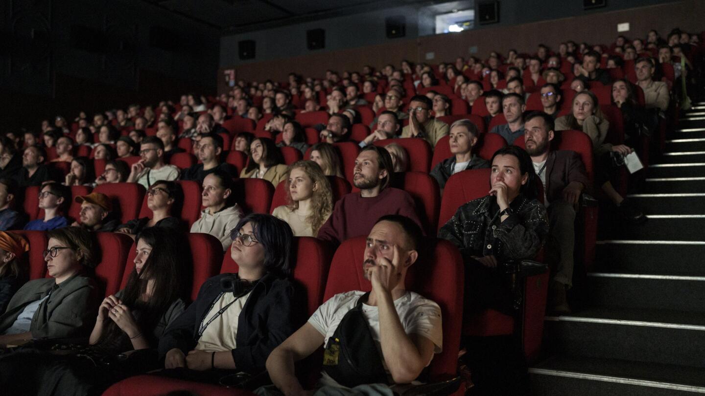 «Возвращение домой в кино»: отмеченный наградами документальный фильм о Мариуполе, премьера которого состоялась в Украине «Возвращение домой в кино»: отмеченный наградами документальный фильм о Мариуполе, премьера которого состоялась в Украине