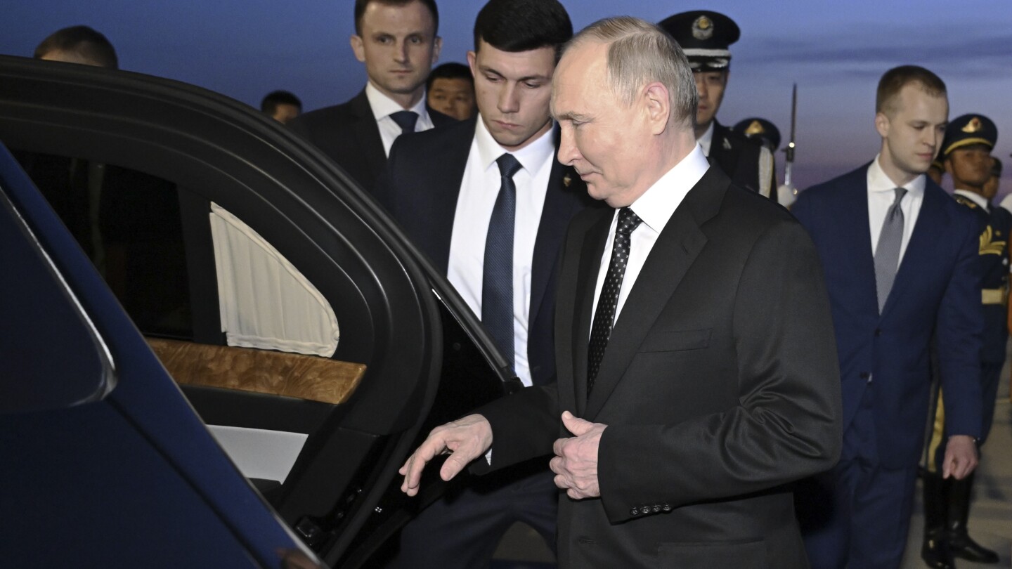 الرئيس الروسي بوتين يصل إلى الصين في استعراض للوحدة بين الحلفاء