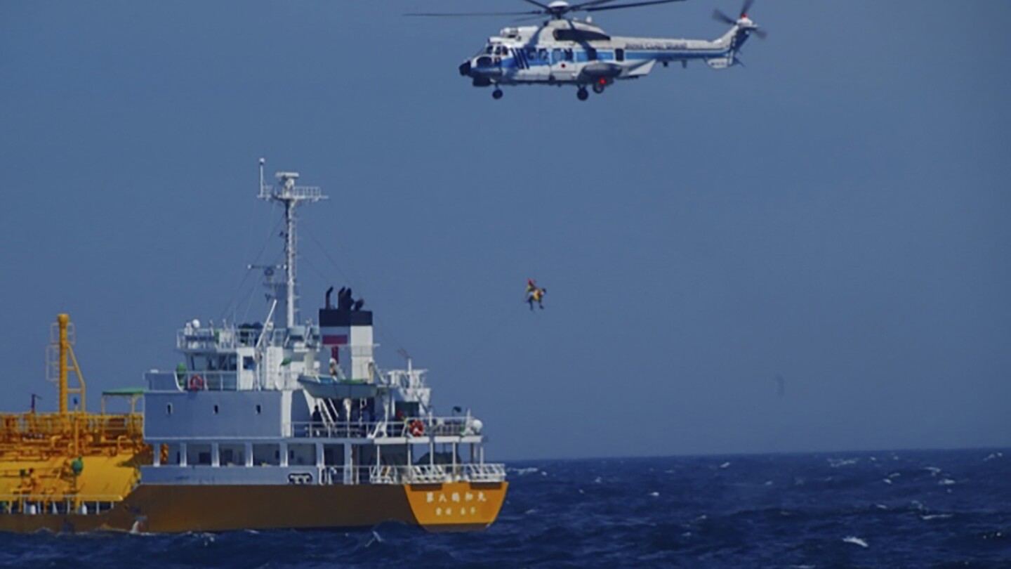 Eine Frau, die beim Schwimmen an einem japanischen Strand mitgerissen wurde, wurde 37 Stunden nach dem Unfall und 50 Meilen entfernt gerettet