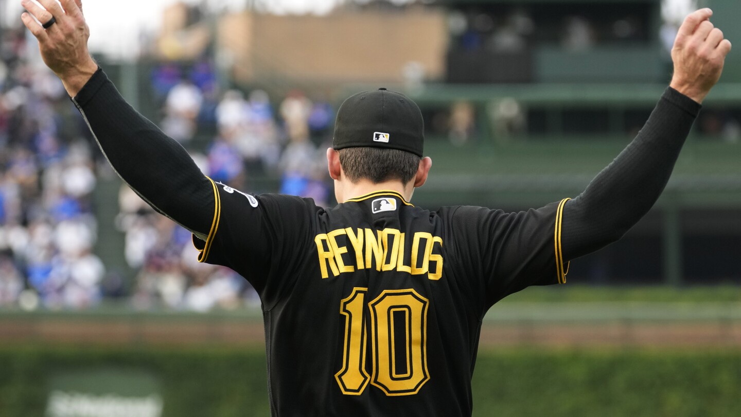 AP sources: Pirates, outfielder Bryan Reynolds agree to 8-year deal