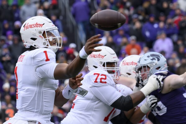 Houston quarterback Donovan Smith (1) throws against Kansas State during the first half of an NCAA college football game in Manhattan, Kan., Saturday, Oct. 28, 2023. (AP Photo/Reed Hoffmann)
