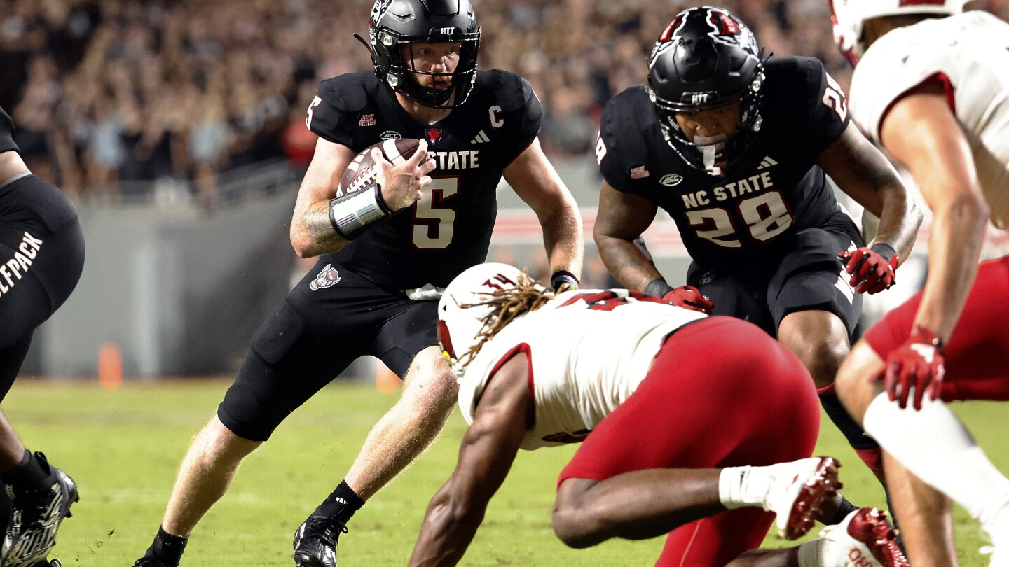 Louisville uses defense to stay unbeaten, top N.C. State 13-10 with late field goal