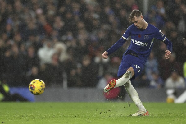 Chelsea's Cole Palmer scores on a penalty kick during the English Premier League soccer match between Chelsea and Manchester City at Stamford Bridge stadium in London, Sunday, Nov. 12, 2023. (AP Photo/Ian Walton)