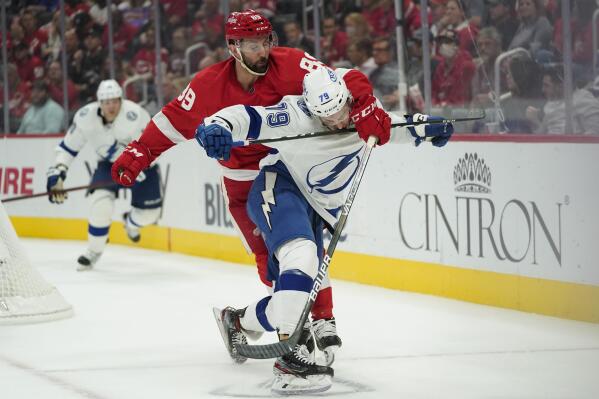 Palat's OT goal lifts Lightning over Bruins 4-3 in Game 2