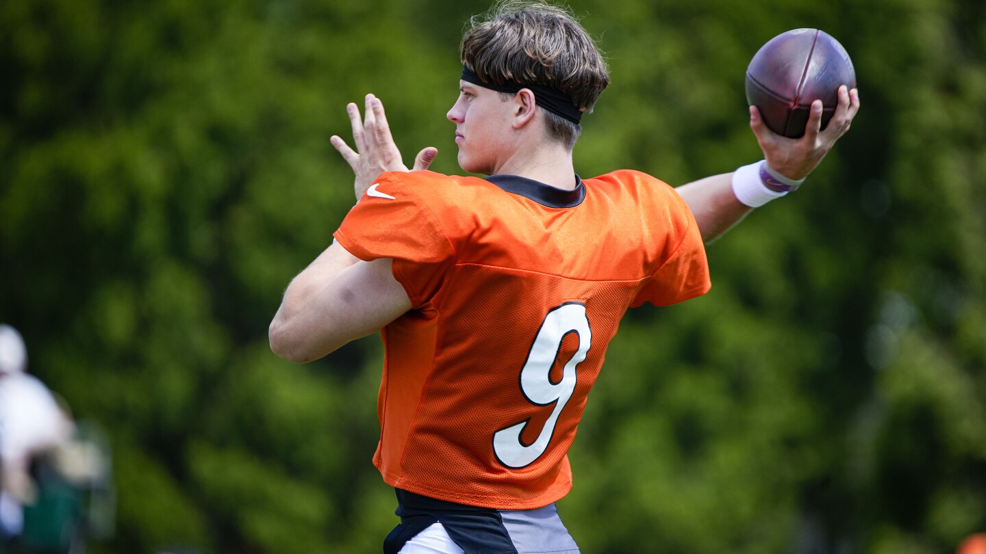 Injured Bengals QB Joe Burrow throws, runs in preseason warmup