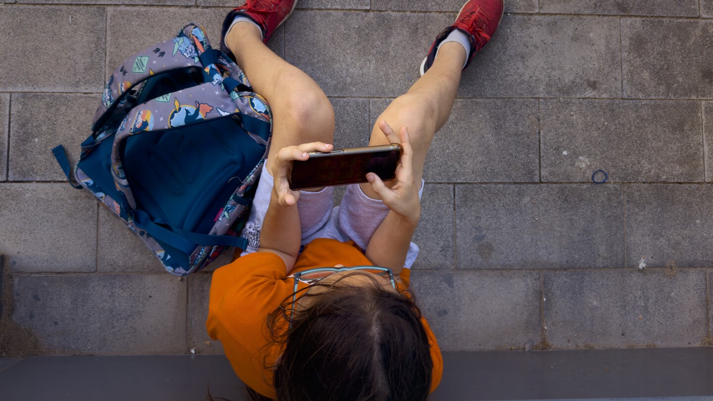 featured image thumbnail for post Should young kids have smartphones? These parents in Europe linked arms and said no