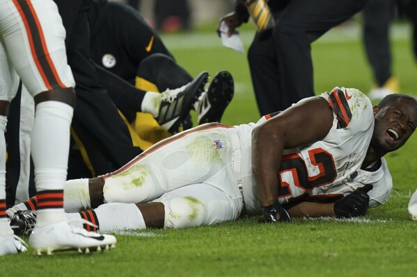 Cleveland Browns running back Nick Chubb, grimaces on the field after an injury during the first half of an NFL football game against the Pittsburgh Steelers Monday, Sept. 18, 2023, in Pittsburgh. (AP Photo/Matt Freed)