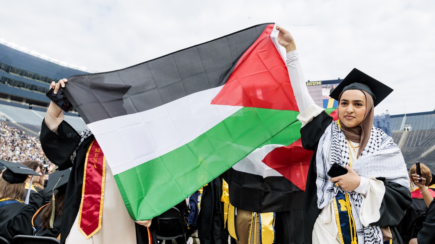 Протестиращите скандираха антивоенни послания и размахваха палестински знамена по време