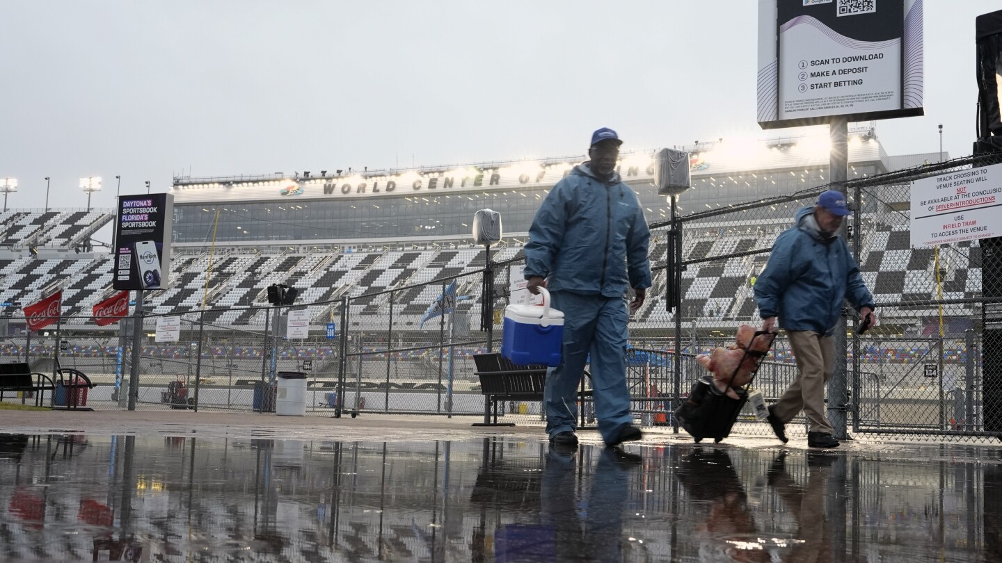 Дъждът избутва Daytona 500 за понеделник в първото пълно отлагане от 2012 г.