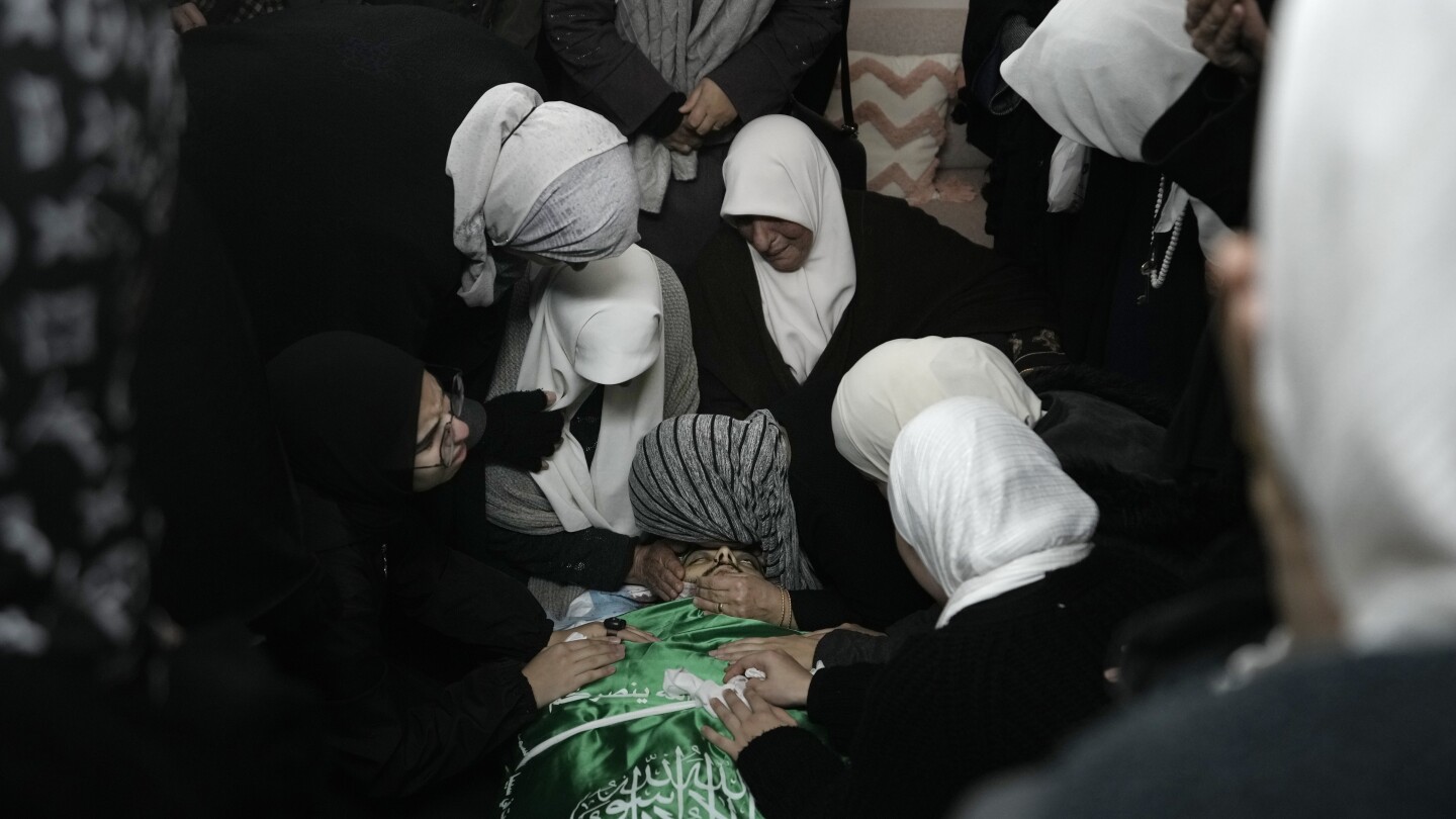 Израелски сили под прикритие, облечени като жени и медици, нахлуха в болница на Западния бряг, убивайки 3 екстремисти