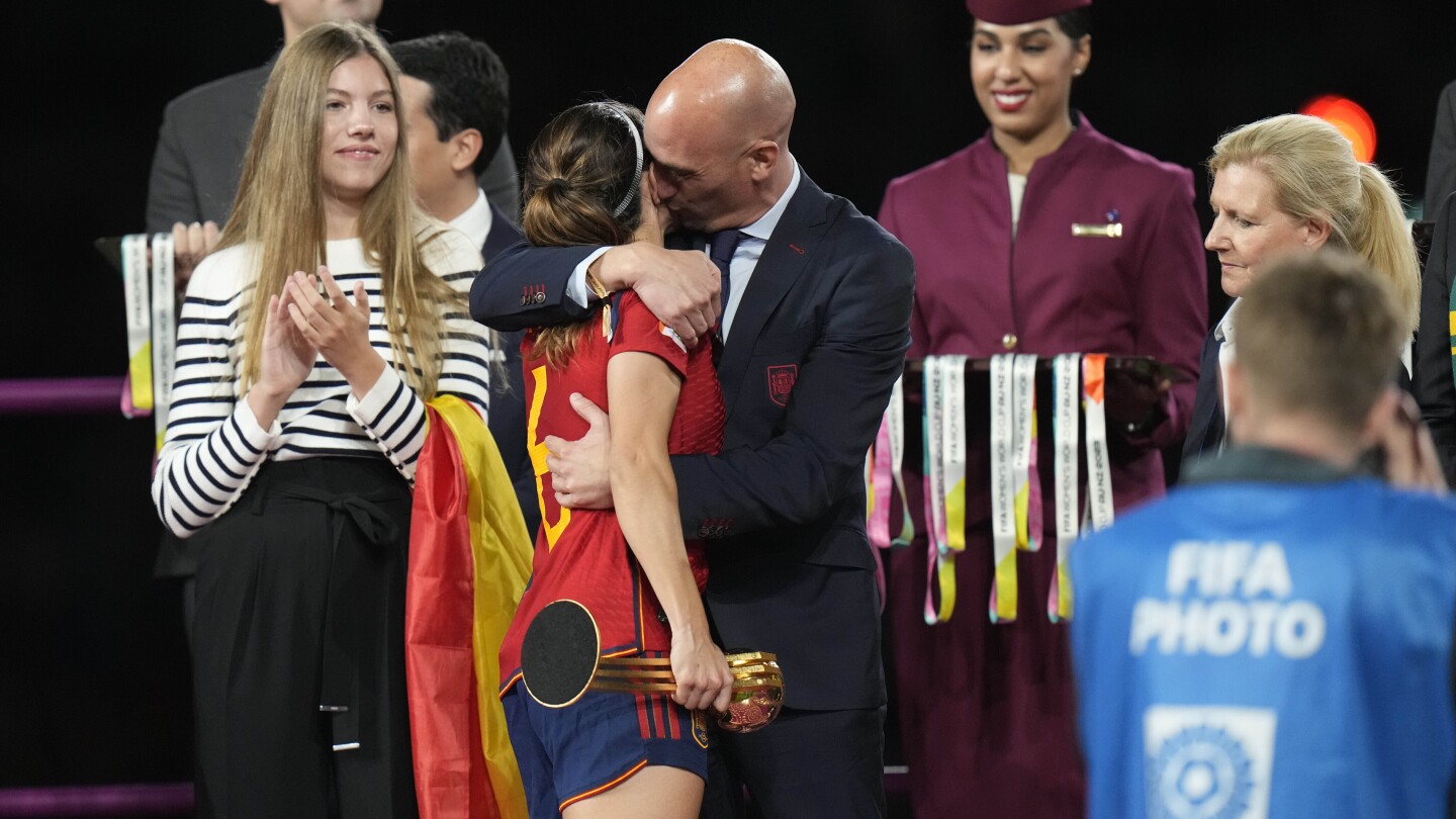 Президенту Испанской федерации футбола предстоит экстренное совещание, поскольку сообщения предполагают, что он уйдет в отставку из-за поцелуя с игроком.