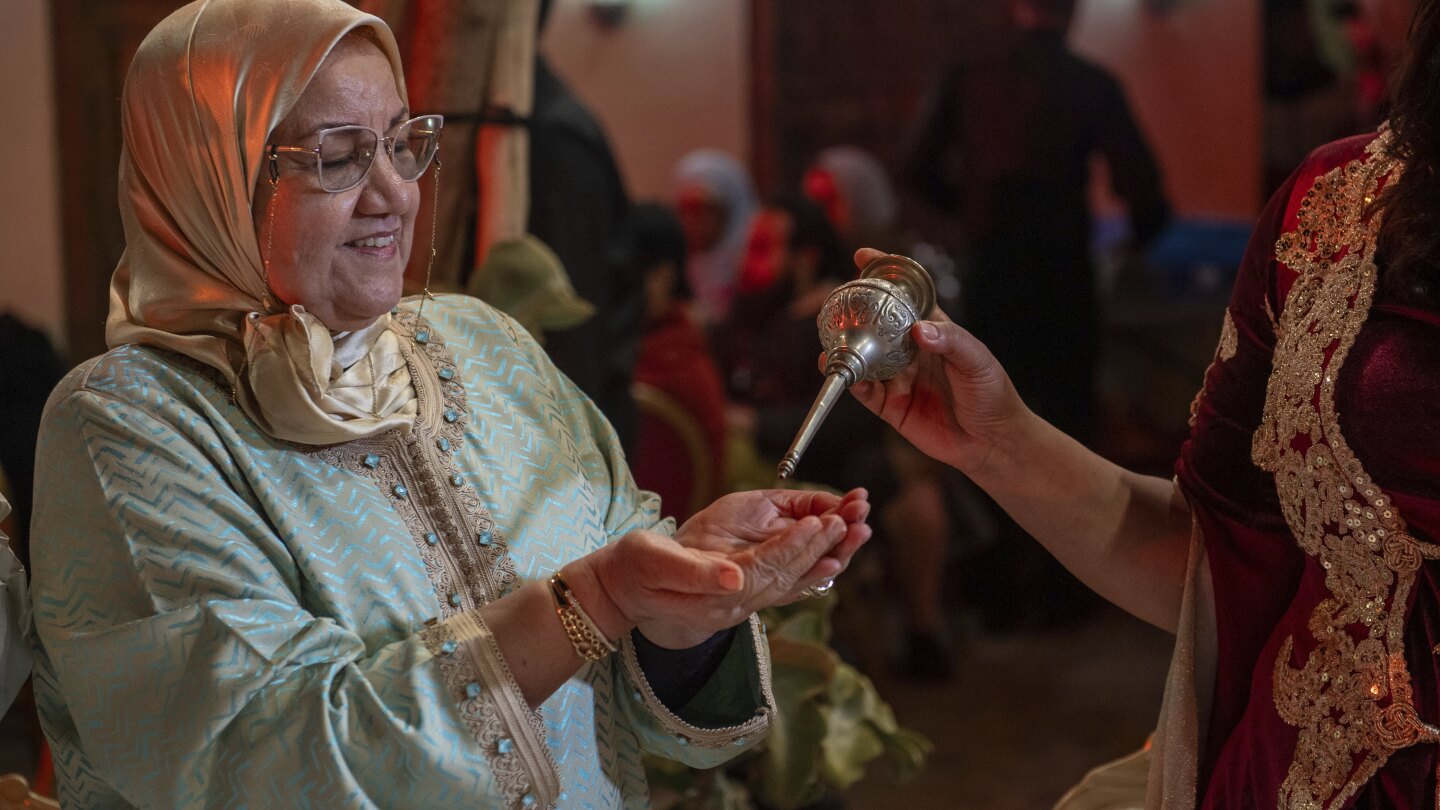 Ароматът на портокалови цветове довежда света до пролетна традиция в Мароко