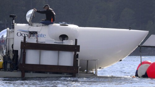 Le PDG d'OceanGate, Stockton Rush, émerge de l'écoutille au sommet du sous-marin OceanGate Cyclops 1 dans les îles San Juan, Washington, le 12 septembre 2018. Les sauveteurs d'une région éloignée de l'océan Atlantique ont couru contre la montre le mardi 20 juin 2023, pour trouver un submersible manquant avant que l'approvisionnement en oxygène ne soit épuisé pour cinq personnes, dont Stockton, qui était en mission pour documenter l'épave du Titanic.  (Alan Berner/The Seattle Times via AP)