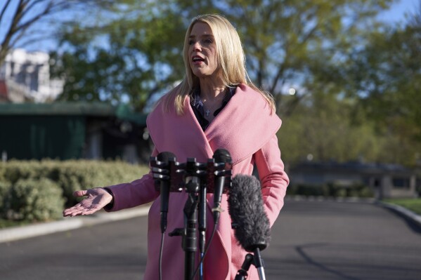 Jaksa Agung Pam Bondi berbicara dengan jurnalis di Gedung Putih, Selasa, 8 April 2025, di Washington. (Foto AP/Evan Vucci)
