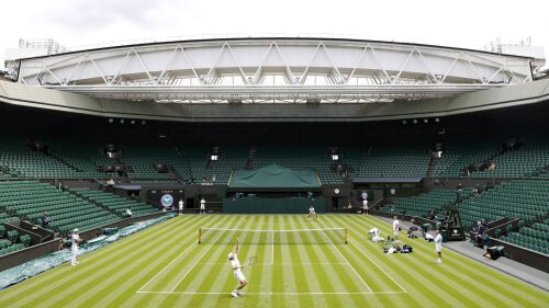 Jannik Sinner dari Italia, terbawah, dan Novak Djokovic dari Serbia berlatih di All England Lawn Tennis and Croquet Club di Wimbledon, Inggris menjelang kejuaraan yang dimulai pada Senin, Kamis 29 Juni 2023. (Steve Paston/PA via AP)