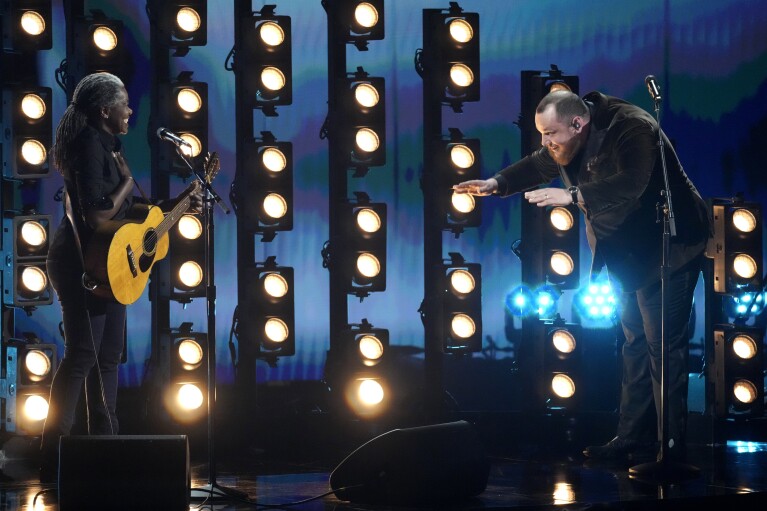 Tracy Chapman, left, and Luke Combs perform 