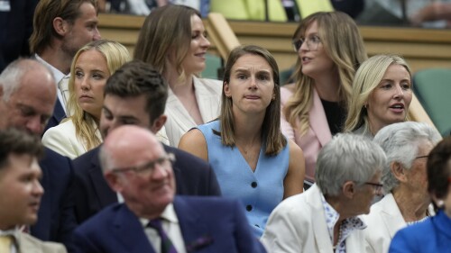 Die Fußballspielerinnen Leah Williamson, Vivian Miedema und Beth Meade (von rechts) nehmen am sechsten Tag der Wimbledon-Tennismeisterschaften, Samstag, 8. Juli 2023, in London ihre Plätze in der Royal Box auf dem Centre Court ein.  (AP Photo/Alastair Grant)