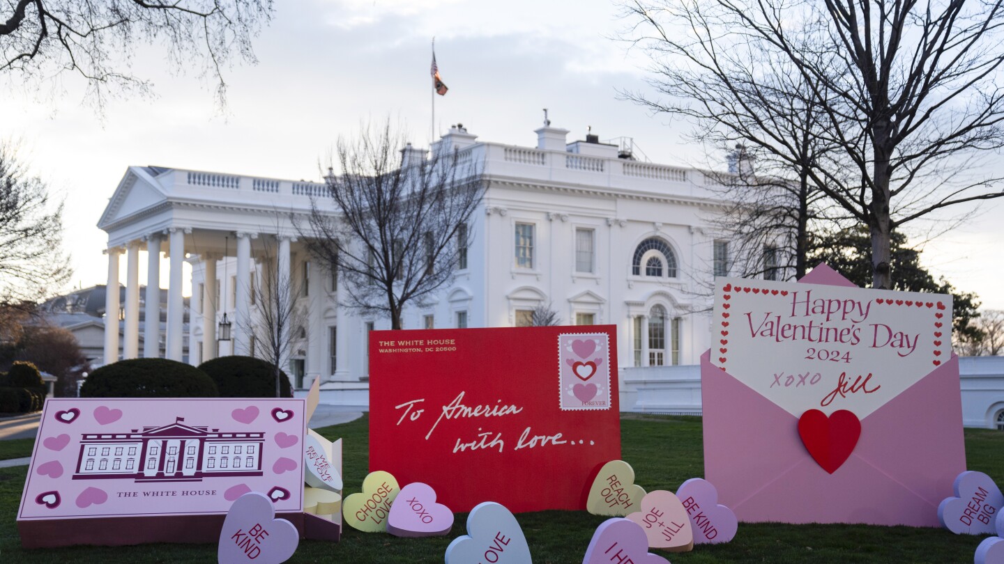 Джил Байдън изпраща любовта си към американците за Деня на влюбените с изложба на изкуството на моравата на Белия дом