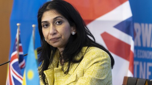 En esta imagen de archivo, la ministra británica de Interior, Suella Braverman, ofrece una conferencia de prensa en Kigali, la capital de Ruanda, el 18 de marzo de 2023. (AP Foto, archivo)