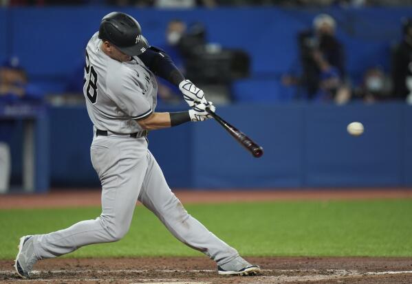 Josh Donaldson swapping jerseys with Vlad Guerrero a Blue Jays