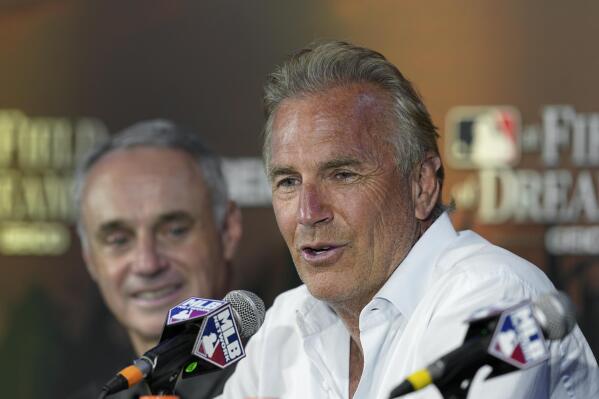 Field of Dreams game 2021: Kevin Costner steals the show as New York  Yankees, Chicago White Sox head to Iowa cornfields