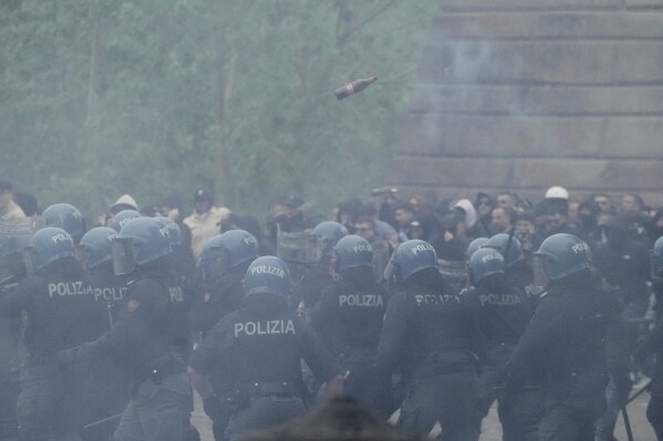 I tifosi della Lazio si ribellano alla polizia prima della partita di calcio di Serie A tra Lazio e Roma allo Stadio Olimpico di Roma, domenica 13 aprile 2025. (AP Photo/Gregorio Borgia)