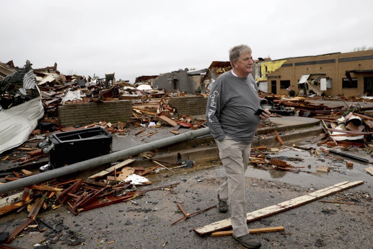 Charlie Schweck passa por sua propriedade em Sulphur, Oklahoma, depois que um tornado atingiu Sulphur, Oklahoma, domingo, 28 de abril de 2024.  (Brian Terry/O Oklahoman via AP)
