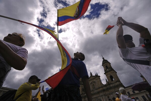 Varias personas se manifiestan para condenar el intento de asesinato del senador opositor Miguel Uribe Turbay, quien recibió un disparo durante un acto de campaña, en Bogotá, Colombia, el 15 de junio de 2025. (AP Foto/Iván Valencia)