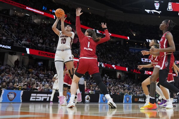 South Carolina's Kamilla Cardoso has injury scare in Final Four, scores 22  in 23 minutes | AP News
