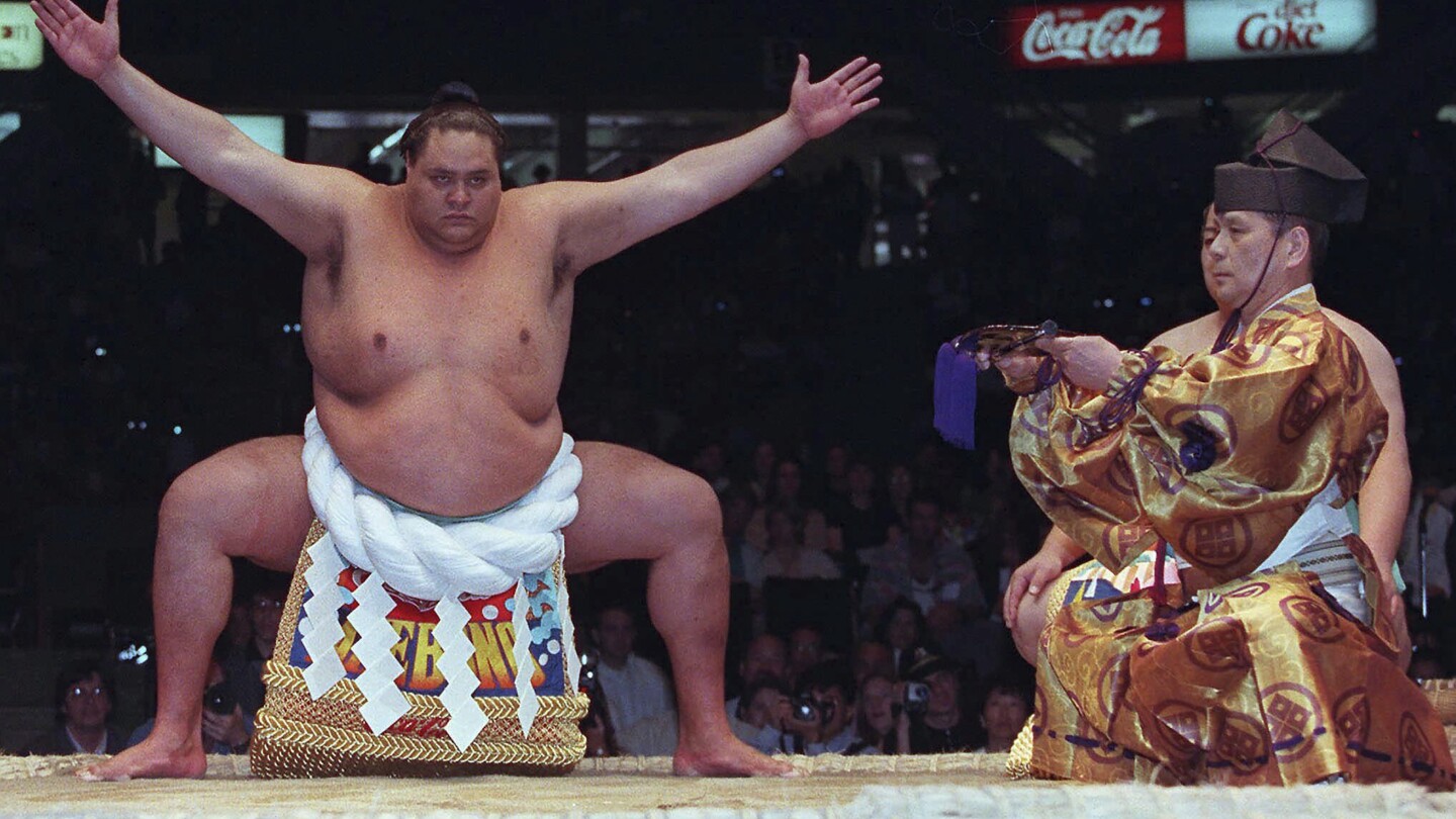 Роденият в Хавай шампион по сумо Акебоно Таро почина на 54-годишна възраст в Япония