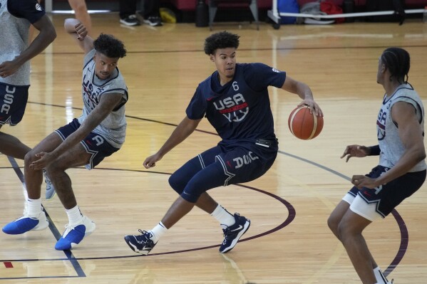 Cameron Johnson of the Brooklyn Nets, center, drives up the court during training camp for the United States men's basketball team Friday, Aug. 4, 2023, in Las Vegas. (AP Photo/John Locher)