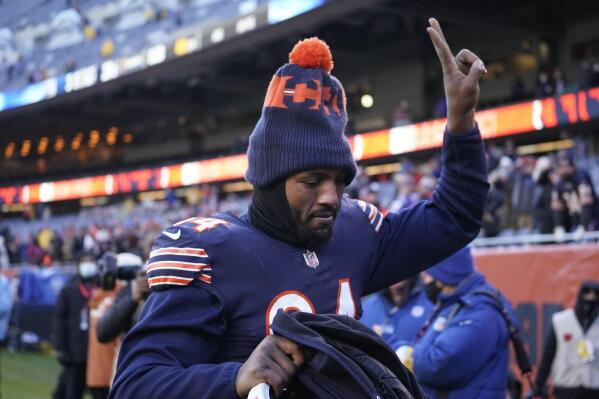 Chicago Bears outside linebacker Robert Quinn acknowledges the crowd after the team's 29-3 win over the New York Giants and Quinn breaking the Bears' the single-season sack record after an NFL football game Sunday, Jan. 2, 2022, in Chicago. (AP Photo/Nam Y. Huh)