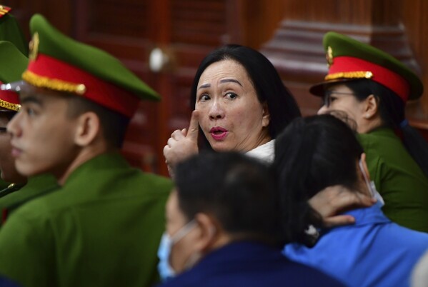 Die Geschäftsfrau Truong My Lan, Mitte, nimmt am Donnerstag, 11. April 2024, an einem Prozess in Ho-Chi-Minh-Stadt, Vietnam, teil. Dem Immobilienmogul könnte die Todesstrafe drohen, wenn er wegen des Vorwurfs verurteilt wird, 12,5 Milliarden US-Dollar, also fast 12,5 Milliarden US-Dollar, veruntreut zu haben.  3 % des vietnamesischen BIP für 2022, im größten Finanzbetrugsfall.  (Thanh Tung/VnExpress über AP)