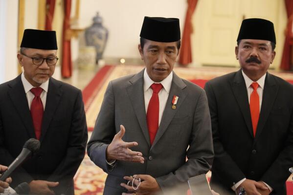 Indonesian President Joko Widodo , center, gestures during a joint press conference with Trade Minister Zulkifli Hasan, left, and Agrarian and Spatial Planning Minister Hadi Tjahjanto, right, after an inauguration ceremony at Merdeka Palace in Jakarta, Indonesia, Wednesday, June 15, 2022. Indonesia's president Joko Widodo announced a Cabinet reshuffle Wednesday, replacing key economic ministers with the aim to revive sputtering growth and stabilize national cooking oil shortage and price hike. (AP Photo/Achmad Ibrahim)