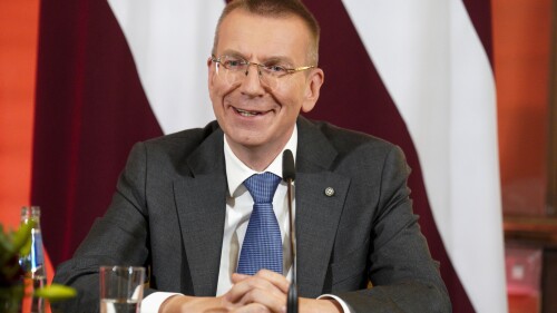 DATEI – Der lettische Präsident Edgars Ringevics spricht nach seiner Wahl am Mittwoch, 31. Mai 2023, im lettischen Parlament Saimaa in Riga, Lettland, zu den Medien.  Der langjährige Außenminister Lettlands ist für seine starke Politik gegenüber dem Nachbarland Russland bekannt.  Unterstützung für die Ukraine Der Präsident des baltischen Staates wurde am Samstag, 8. Juli 2023, für eine vierjährige Amtszeit vereidigt.  (AP Photo/Roman Gokcharov, Datei)